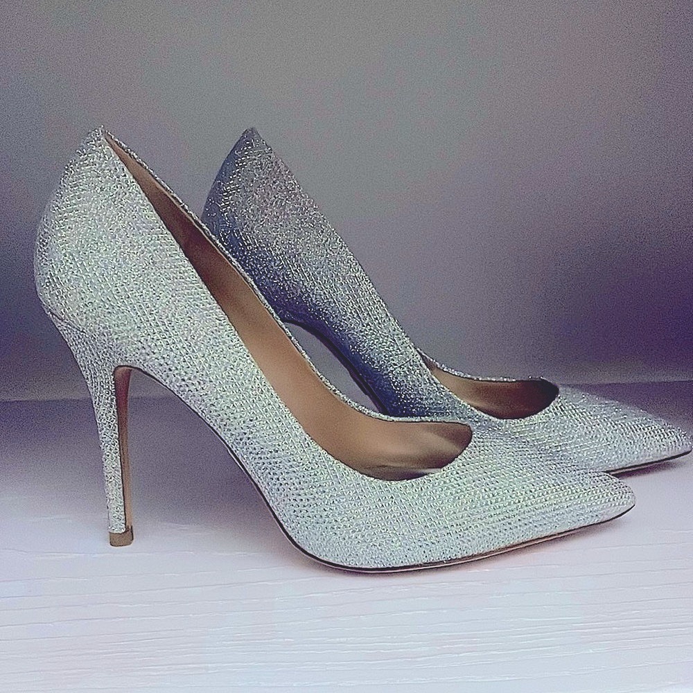 Softly glittering fabric, eye-catching finish on a classic pointy-toe pump
